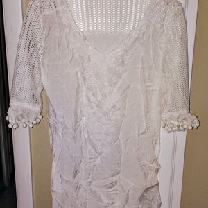Women's White Shirt Size Small. Unbranded Very Nice Condition.
